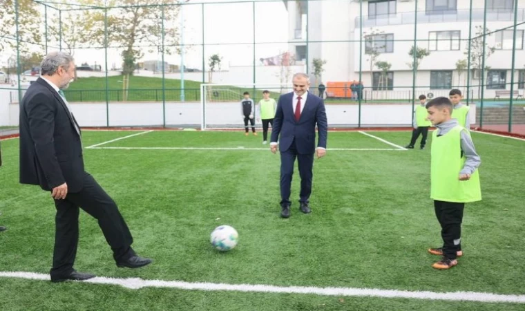 Çayırova’daki yeni halı sahada ilk maçın başlama vuruşu protokolden