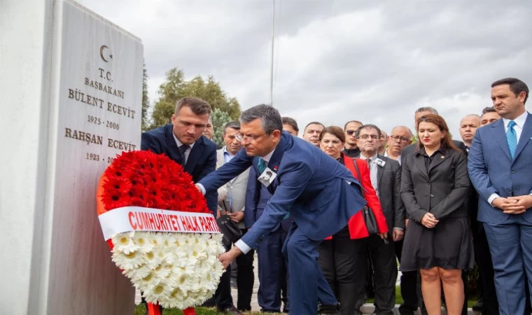 CHP 3. Genel Başkanı Ecevit’i mezarı başında andı