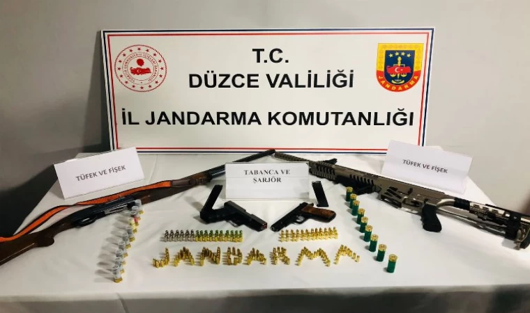 Düzce’de ruhsatız tüfek ve tabancalar ele geçirildi