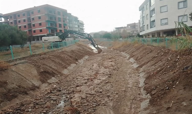 Manisa’da derelerden çıkan çöpler yine şaşırtmadı