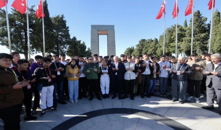 Vali Çeber ve Başkan Tahmazoğlu öğrenciler ile birlikte ecdadı ziyaret ettiler