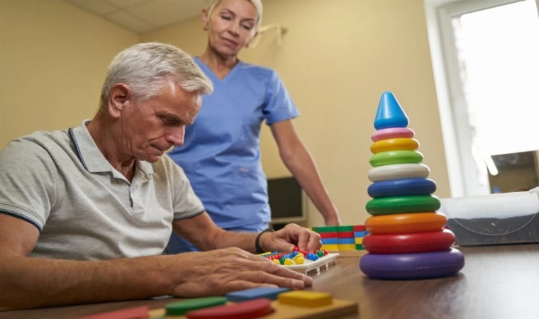 Alzheimer hastaları sosyallikten uzaklaşıyor