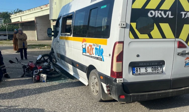 Düzce’de okul servisi ile motosiklet çarpıştı: 1 yaralı