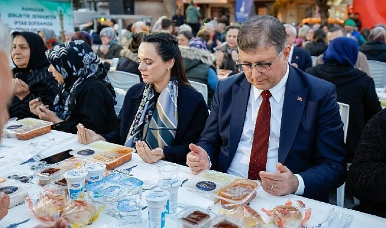 Başkan Tugay Bergama’da kurulan iftar sofrasına konuk oldu