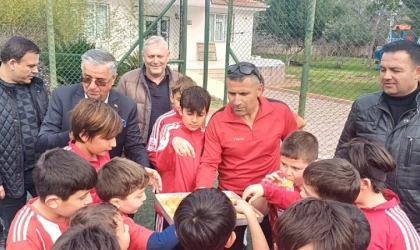 Başkan Topaloğlu’ndan geleceğin futbolcularına baklava jesti